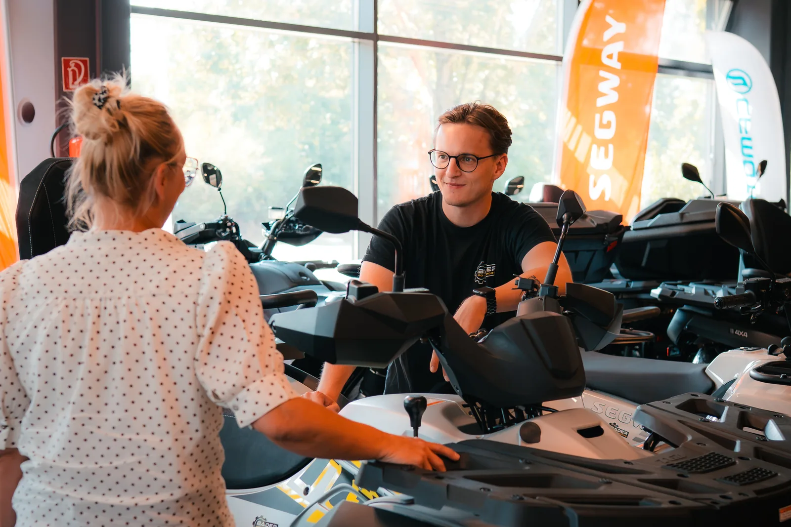 Beratungsgespräch zum Fahrzeugankauf bei Bader Powersports in Neumarkt