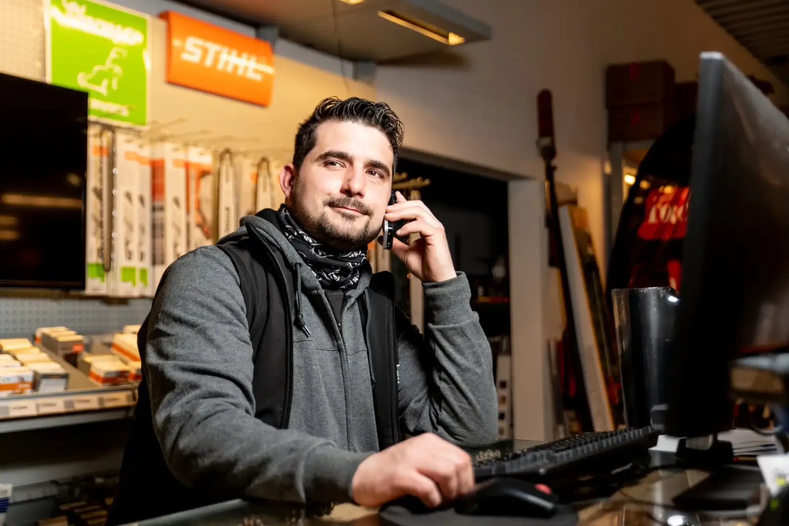 Beratung am Verkaufstresen bei Bader Powersports in Neumarkt