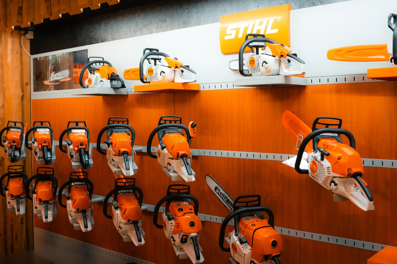 STIHL-Regal im Shop von Bader Powersports in Neumarkt