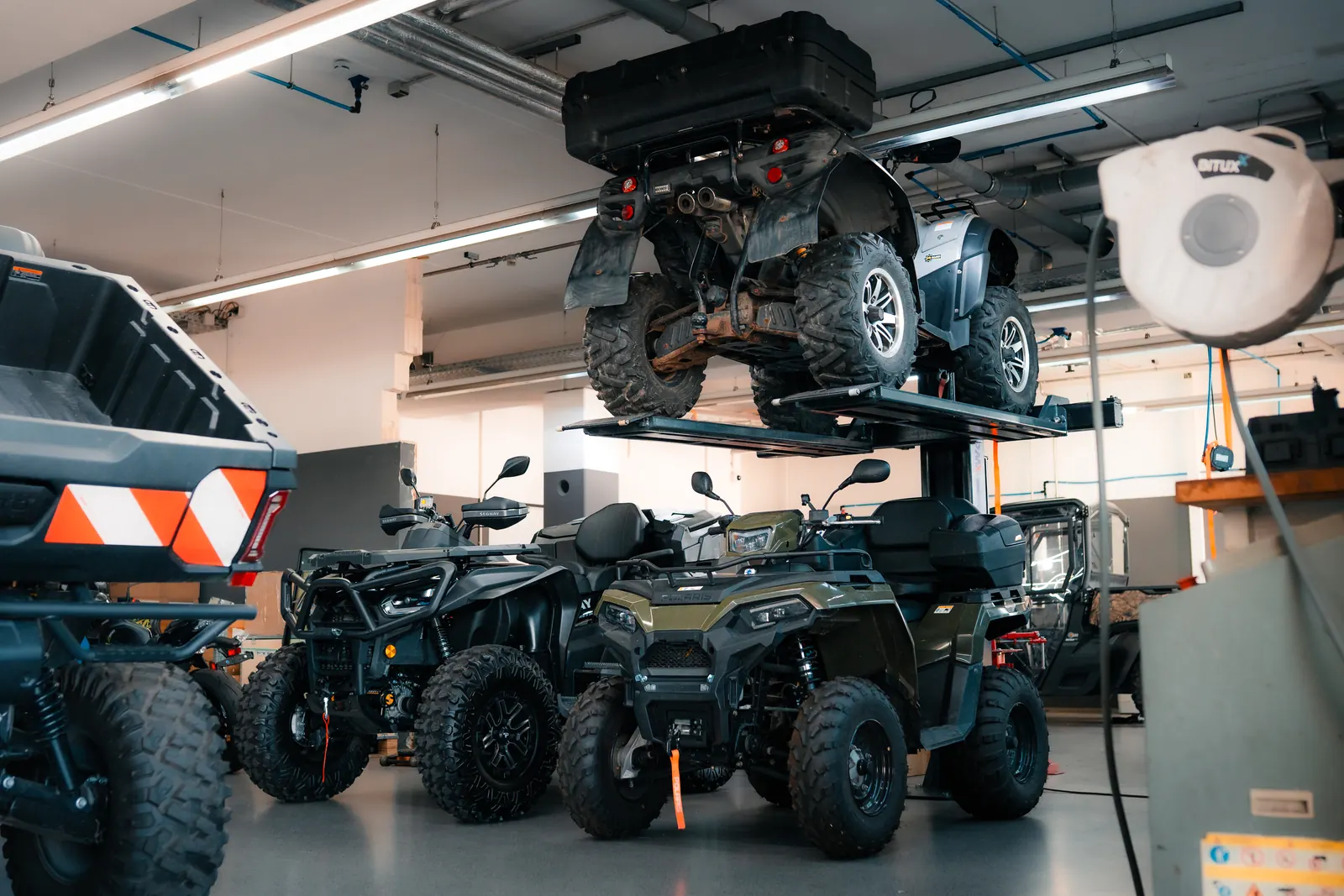 ATVs und Quads auf der Hebebühne in der Werkstatt von Bader Powersports in Neumarkt