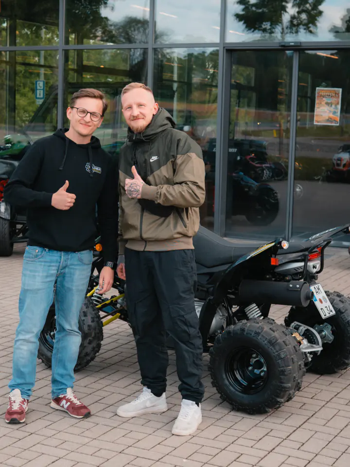 Kunde mit seinem neuen Aeon Cobra 424 vor dem Autohaus Bader Powersports