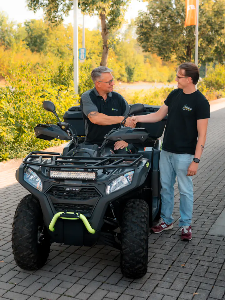 Kunde und Mitarbeiter von Bader Powersports beim Handschlag zur Übergabe eines GOES Terrox