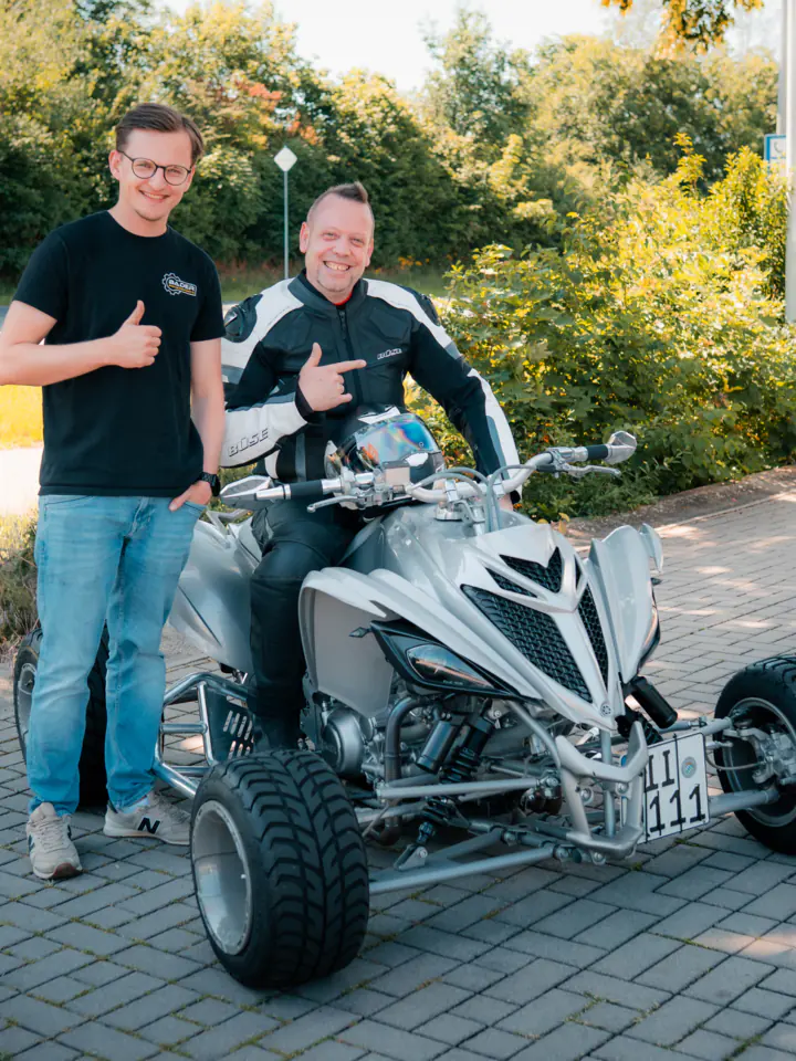 Kunde in Motorradkleidung auf seiner neuen Yamaha YFM 700R Supermoto
