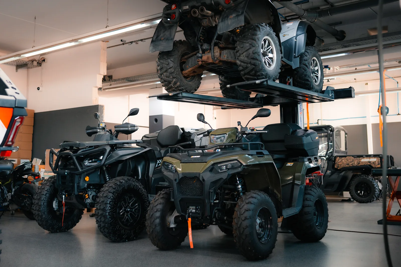 Werkstatt von Bader Powersports in Neumarkt, ATV und Quad auf der Hebebühne, Wartung, Inspektion und Reparatur