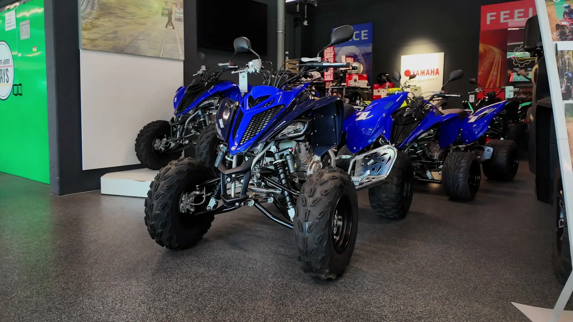 Yamaha- und weitere Quads in der Ausstellungshalle von Bader Powersports in Neumarkt